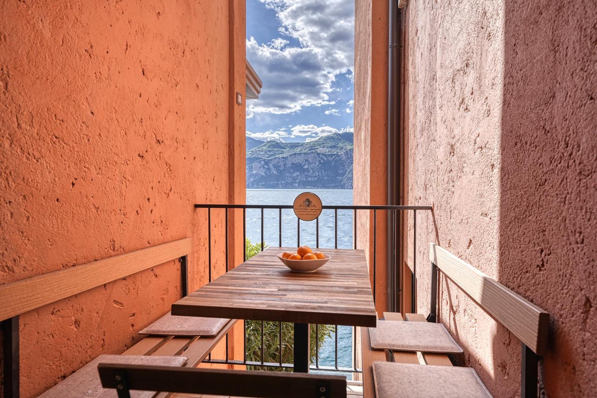 City Central Apartment Romantic Lakefront Balcony - Malcesine - Porto Vecchio 11 Dış mekan fotoğraf